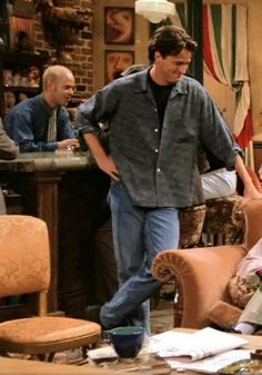 Casual 90s Outfits Men, Chandler Bing 90s, Friends Outfits 90s Men, Friends Mens Outfits, 90s Sitcom Fashion Men, Chandler Friends Outfits, 90s Boys Outfits, Chandler Bing Fashion, 90s Sitcom Outfits