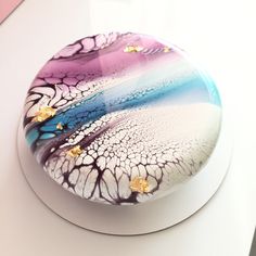 there is a cake that has been decorated to look like an abstract painting on it