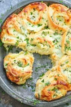 Spinach And Artichoke Pinwheels, Artichoke Pinwheels, Cheesy Spinach, Pembuat Roti, Pinwheel Recipes, Cheesy Bread, Appetizers And Dips, Artichoke Dip, Spinach Artichoke