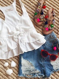 Ivory Top Outfit, Outfit Dia, White Tops Outfit, Clothes Photography, Boho Chique, Outfit For Summer, Boho Lifestyle, Designer Evening Dresses, Simple Top