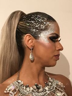 Gorgeous glitter hairstyle ideas | Hairstyle tutorial ideas | Easy hairstyle ideas Rave Hair Glitter, Glitter Makeup Ideas Festival, Glitter Face Paint, Competition Makeup, Glitter Bar, Festival Makeup Glitter, Show Makeup, Rave Hair