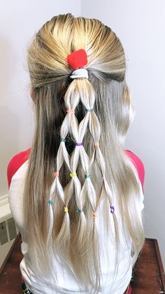 Christmas Tree Hairdo for the Holidays Tree Hairstyle, Holiday Hairstyles Easy, Make Christmas Tree, Christmas Tree Hair, How To Make Christmas Tree, Athletic Hairstyles