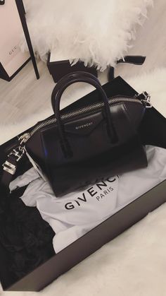 Givency Bags, Expensive Purses Luxury, Givenchy Black Bag, Givenchy Purse, Givenchy Bag Aesthetic, Givenchy Bags, Givenchy Bag Outfit, Givency Bag, Givenchy Bag Antigona