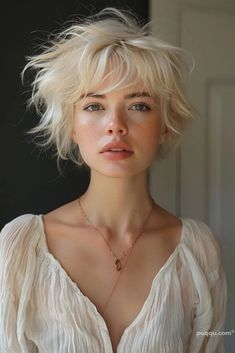 Pixie Haircut Ideas - Trendy Styles for a Chic Look - Puqqu Haircut Ideas Trendy, Grown Out Pixie, Pixie Haircut Ideas, Low Maintenance Hair, Short Blonde, Short Hair Haircuts, Chic Look, Dream Hair, Haircut Ideas