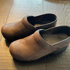 Overall Excellent Condition, Shows Little Signs Of Wear, See Pictures. Classic Leather Clogs With Round Toe, Brown Clogs With Rubber Sole And Round Toe, Rugged Mules With Rubber Sole And Round Toe, Rugged Closed Toe Clogs With Leather Footbed, Rugged Closed Toe Clogs With Rubber Sole, Rugged Clogs With Round Toe And Rubber Sole, Leather Clogs With Reinforced Heel And Round Toe, Classic Brown Plain Toe Clogs, Brown Clogs With Rubber Sole