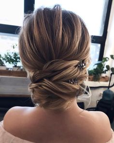 Fabulous Hairstyles for Every Wedding Dress Neckline. Whether you're a summer ,winter bride or a destination bride...hairstyles to match dress neckline,best hairstyle to wear with strapless dress,hairstyles for sweetheart neckline dresses, bride hair down for off the shoulder wedding dress Strapless Dress Hairstyles, Prom Hair Updo, Simple Prom Hair, Guest Hair, Elegant Wedding Hair, Long Hair Updo, Long Hai