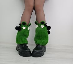 🧶GENERAL FEATURES🧶 Bttrcrochet is produced crochet frog leg warmers from cotton yarn. These knitted leg warmers are 100% handcrafted at every step. The knitting time of these hand knitted boot cuff takes 5-6 days. It does not contain chemical materials that may affect human health. 💝A CUTE GIFT💝 Bttrcrochet footless leg warmers is a meaningful gift for our loved ones as every step is 100% handcrafted. This frog leg warmers, specially prepared by our design team, will be an indispensable leg Frog Leg Warmers, Frog Crochet Leg Warmers, Crochet Baggy Leg Warmers, Trendy Knitted One-size Leg Warmers, Kawaii Crochet Leg Warmers, Boots With Leg Warmers, Crochet Boot Cuff, Knitted Leg Warmers, Knitted Boot Cuffs