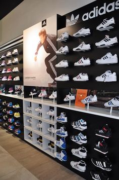 there are many shoes on display in the store