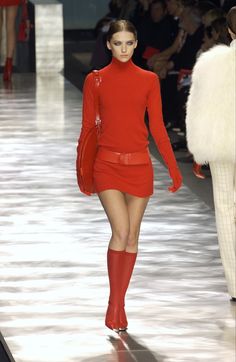 Runway Fashion Couture, Runway Outfits, Dolce E Gabbana, 60s Fashion, Red Outfit, 가을 패션, 2000s Fashion, Mode Vintage, Mode Inspiration