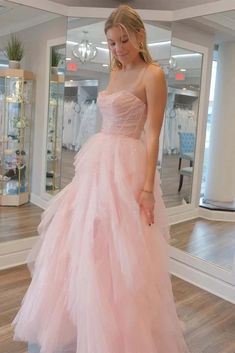 Cette superbe robe de bal rose clair présente des détails complexes de paillettes et de perles sur un tissu en tulle doux, parfait pour se démarquer lors du bal de fin d'année. Le design sans bretelles ajoute une touche d'élégance et la silhouette princesse crée une forme flatteuse. Démarquez-vous lors de votre bal de fin d'année avec cette superbe robe.

 Détail de l'article

 Tissu:Tulle
 Silhouette : A-ligne
 Manches : Sans manches
 Couleur : comme sur l'image, couleur personnalisée
 Détails du dos :Lacets

 Taille : Taille personnalisée. Veuillez vérifier attentivement notre tableau des tailles standard si vous choisissez une taille standard et assurez-vous que la taille standard vous convient bien. Votre taille. (poitrine). (taille). (hanches). (Du creux à l'ourlet). C'est très imp Light Pink Prom Dress, Formal Prom Dresses Long, Ruffle Prom Dress, Sparkly Prom Dress, Mermaid Prom Dresses Lace, Prom Dresses Long Pink, Strapless Prom Dresses, Stunning Prom Dresses, Pink Prom Dress