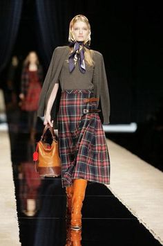 Tartan Outfit Aesthetic, Tartan Dress Outfit, Tartan Skirt Outfit, Mode Style Anglais, Tartan Outfit, Tartan Skirts, Orange Boots, Tartan Clothing, Tartan Fashion