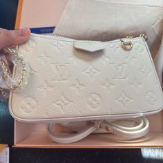 New Never Worn Louis Vuitton Easy Pouch Cream Color Handbag. Bought In Paris At Galeras Lafayette Summer 2023. Cute Louis Vuitton Bags, Lv Bags Louis Vuitton Handbags, White Louis Vuitton Bag, Future Accessories, Purse Louis Vuitton, Louis Vuitton Felicie Pochette, Louis Vuitton Totally, Louis Bag, Louis Vuitton Multi Pochette