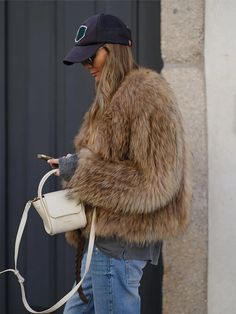 Zara Fur Coat, Faux Jacket Outfit, Short Fur Coat Outfit, Fur Jackets For Women, Fur Vest Outfit, Streetwear Outerwear, Fur Vest Outfits, Street Mode, Short Faux Fur Coat