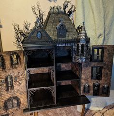 Haunted dollhouse Creepy Dolls Scary Haunted Houses, Diy Haunted Dollhouse Furniture, Spooky Dolls House, Gothic Dolls House, Spooky Doll House, Dollhouse To Haunted House, Haunted Mansion Dollhouse, Spooky Dollhouse Diy