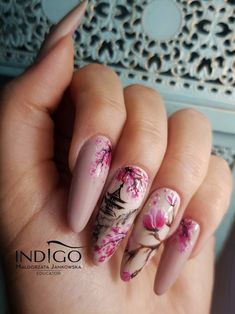 Nail Art Blossom, Sakura Nails Design, Sakura Nails, Blossom Nail Art, Japan Nails, Sakura Nail Art, Nail Art Fleur, Cherry Blossom Nails Art, Blossom Nails