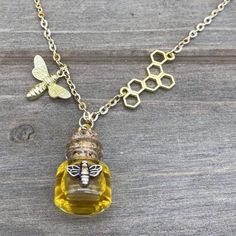 gold honey bee honeycomb honey pot dangling necklace Bee Inspired Jewelry, Bee Jewelry Necklaces, Bee Themed Jewelry, Bee Themed Clothes, Bee Themed Crafts, Bee Inspired Outfit, Bee Jewelry Diy, Honey For Allergies, Honey Accessories