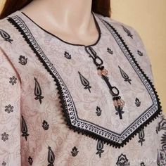 Gol Neck Designs For Suits, Lace Design On Printed Suits, Suit Neck Design, Simple Neck Design, Latest Neck Design, Lace Designs On Suits, Designs Kurti, Suit Neck, Simple Dress Casual