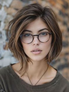 Bob Hairstyle Wavy Hair, Short Bob For Thinning Hair, Contour Bob, Glasses For Oval Face Shape Woman, Bobs For Wavy Hair, Short Haircut For Oval Face Women, Short Hair For Heart Shaped Faces, Oval Face Short Haircut, Cool Brown Highlights