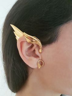 Elven, Ear Cuff, Brass, Ear Ring, Festival Jewellery, Fairy, Fantasy, Burning Man, Cos-play, Ear Wings. Single Gold Ear Cuff. Try it on and you shall meet your elven self. Everyone has an elf inside them, this is one of the keys that unlocks this secret. They are a firm and comfy fit. We've designed them to be adjustable to (almost) any size ear.  Each cuff measures about 3 1/2 inches in length from tip to bottom and about 1 1/2 inches in width. These measurements may vary slightly as they are h Ear Cuffs, Moda Medieval, Festival Jewellery, Ear Cuff Gold, Elf Ear Cuff, Gold Tissue Paper, Wrap Earrings, Gold Ear Cuff, Festival Jewelry