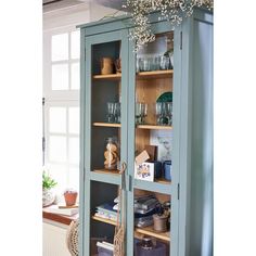 La #vitrine Alvina en #pin #massif : idéale pour #ranger épices, #verres, #vaisselle, #bibelots ou livres, cette vitrine Alvina trouve facilement sa place dans la #cuisine ou le #salon et protège joliment son contenu. Pine Dresser, Storing Spices, Bedroom Cupboard, Flat Pack Furniture, Tempered Glass Door, Small Cabinet, Display Cabinet, Solid Pine, China Cabinet