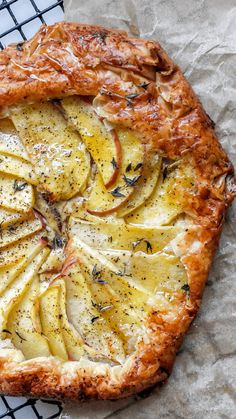 Apple and caramelized shallot cheddar tart Apple Cheddar Galette, Onion Tart Puff Pastry, Tartlets Savory, Holiday Party Apps, Savory Tart Recipes, Mini Apple Tarts, Good Desserts To Make, Cranberry Desserts, Italian Christmas Dinner