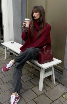 38 Outfits for Fall Winter Burgundy Trend 2024 You'll Love 17 Red Purse, Mode Casual, Trendy Fall Outfits, Outfit Look, Woolen Coat