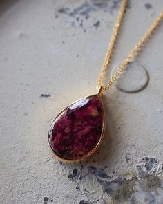 Dried Rose Petals Pendant on a 16k gold filled chain necklace. -Material dried rose resin teardrop shaped metal frame 16k gold filled chain, 18 inches -Size pendant: 40mm×20mm chain: 18 inches -Each necklace is handmade so they're all unique.   Therefore each dried flowers/ herbs pendants could be slightly different from pictures. Rose Petal Resin Pendant, Dry Flower Necklace, Resin Rose Necklace, Resin Necklace Pendant Flower, Dried Flower Pendant, Resin Art Rose Flower, Rose Petal Jewelry, Resin Chain Jewelry, Resin Rose Jewelry