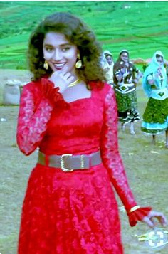 Madhuri's dress from movie Hum apke hain kaun Madhuri Dixit In 90s Hum Aapke Hai Kaun, Isha Rikhi, Retro Red Dress, Neetu Singh