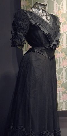 A Place to Honor the Past (and where I may also question the present!) I Am A Lady Who Loves the Past and Who Was Born in the Wrong Era! (I post when I can! 🥀) Black 1900s Dress, 1900 Dress Gowns, Edwardian Dress Aesthetic, Black Historical Dress, Black Edwardian Dress, Black Victorian Evening Dress, Black Dress Victorian, Victorian Black Dress, 1900's Dress