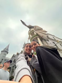 Universal Studios Photos, Universal Photos, Universal Instagram Pictures, Universal Photo Ideas, Universal Picture Ideas, Universal Studios Picture Ideas Friends, Hogwarts Instagram, Universal Studios Hollywood Photo Ideas, Universal Friend Pictures