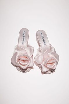 Flower Heels, Men's Shoes Accessories, Rosé Details, Women's Shoes Accessories, Pink Sandals, Aesthetic Shoes, Shoe Inspo, Jeans Bag, Mode Inspo