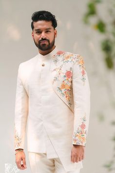 White has been ruling the charts not just for women but also for men. Here are some of the latest white sherwani designs for grooms to choose for their D-day! Latest Men’s Ethnic Wear, Grooms Father Outfit, Shervani Design For Men Simple, Engagement Look For Men, Men Designer Outfits, Latest Sherwani Designs For Groom, Latest Indowestern Outfits For Men, Mens Outfits For Wedding, Jodhpuri Mens