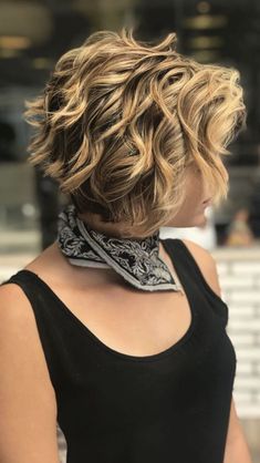 Summer Hair Highlights For Brunettes, Highlights For Brunettes, Summer Hair Highlights, Fabulous Hair, Wavy Haircuts, Chin Length Hair, Messy Short Hair, Edgy Short Hair, Mom Hairstyles