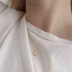 Fine Love Heart of Gold Amulett, ein kleines Amulett in Herzform zum öffnen für Miniaturbilder unserer Liebsten. Ein Klassiker von uns neu und mit viel Liebe entwickelt.Bei unseren HEARTS OF GOLD ging es uns darum ein Herz auf schönste Art zu formen, mit Rundungen und Kurven und von jeder Seite schön anzuschauen. Entstanden ist ein wunderschöner, zeitloser Anhänger und schönstes Symbol für Liebe, Freundschaft und Verbundenheit. In der kleinen Version ist das Herz massiv, während das größere Herz Heart Neckless, Beautiful Symbols, Ring Shapes, Round Rings, Small Photos, Small Heart, Recycled Gold, Love Symbols, Heart Of Gold