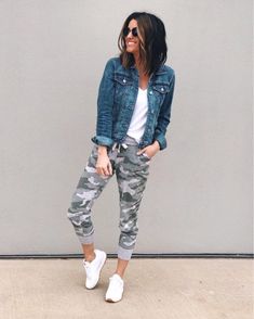 @thesisterstudioig// #camo #joggers #comfy #denimjacket #outfitoftheday #outfit #fashion #whattowear #errands #fashionblogger #fashiongirl Look Jean, Looks Pinterest, Camo Pants, Athleisure Outfits, Sporty Outfits, Outfits Casuales, White Sneakers, Latest Fashion For Women, Comfy Outfits