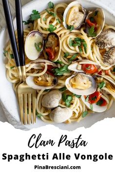 Clam Pasta (Spaghetti Alle Vongole) in a bowl with forks. Clam Pasta, Pasta Spaghetti, Olive Oil Garlic, Pasta Night, Healthy Fish, Spaghetti Pasta, Easy Pasta Recipes, Easy Dishes, The Sauce