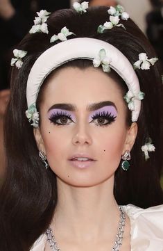 Iconic Makeup Looks, Style Manifestation, 1970s Hair, Vampy Lipstick, Lily Jane Collins, Medieval People, Classic Makeup Looks, Iconic Makeup