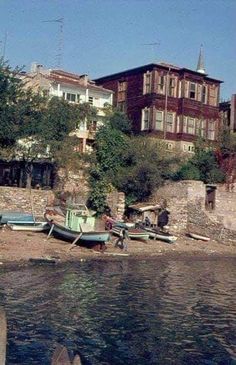 there are many boats on the water near some buildings