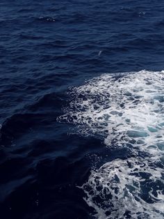 the back end of a boat in the ocean