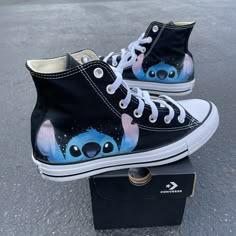 Boty Converse, Cute Converse Shoes, Lilo And Stitch Merchandise, Ladybug Und Cat Noir, Cute Converse, Black High Top Converse, Custom Shoes Diy, Preppy Shoes, High Top Converse