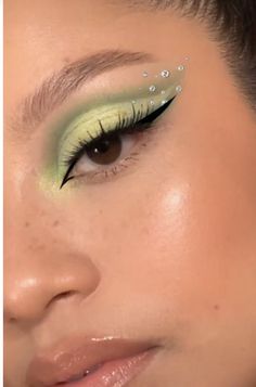 Green Makeup With Pearls, Green Gem Eye Makeup, Fairy Makeup With Gems, Eyeshadow Green Looks, Green Fairy Makeup Halloween, Green Eye Makeup With Rhinestones, Green Makeup Looks With Gems, Green Fairy Eye Makeup, Light Green Makeup Looks Simple