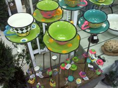 there are many plates and bowls on display