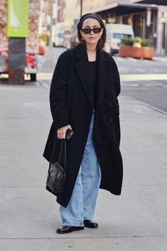 90s Baggy Jeans Outfit Street Styles, 90s Minimalism Fashion Winter, Baggy Style Outfits, New York 90s Fashion, New York Street Style Fall 2024, New York Winter Street Style, 90s New York Fashion, Winter Street Style 2024, Taylor Russell Style