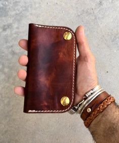 Wallet 5 pockets in 3 mm thick vegetable tanning leather with bronze snap buttons. Dimensions when closed: 10x17. Trucker Wallet, Leather Wallet Pattern, Tooled Leather Bag, Biker Wallet, Leather Apron, Brown Wallet, Leather Travel Bag, Wallet Pattern, Pocket Wallet