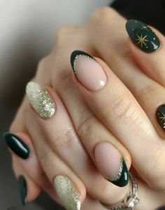 Emerald Nails, Emerald Green And Gold, Unghie Nail Art, Gold Nail Designs, Green Nail Designs, New Year's Nails, Xmas Nails, Nail Polishes, Chrome Nails