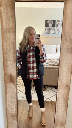 Leggings And Vest Outfit, Flannel And Leggings Outfit, Leggings And Flannel Outfit, Flannel With Leggings, Placement Outfits, Fleece Vest Outfit, Flannel And Leggings, Casual Outfit Winter, Casual Winter Outfit