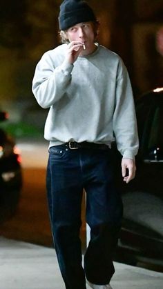 Picture of Jeremy Allen White wearing a simple but aesthetic outfit and smoking a cig The Bear, Shameless Male Aesthetics Shameless Inspired Outfits, Vintage Outfits Men, Boyfriend Outfit, 90s Fashion Men, Allen White, Jeremy Allen White, American Casual, Street Style Outfits Men, Guys Clothing Styles