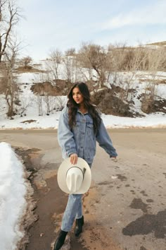 Cowgirl Snow Photoshoot, Montana Western Aesthetic, Jean Jacket Western Outfits, Warm Cowgirl Outfits, Country Outfits Spring, Neutral Cowgirl Aesthetic, Western Snow Photoshoot, Jackson Hole Wyoming Winter Outfits, Yellowstone Aesthetic Outfits