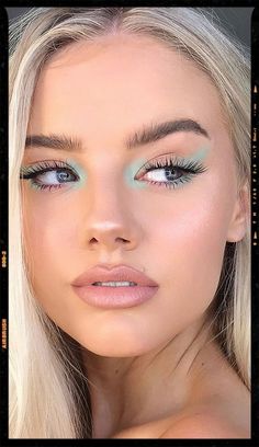 Makeup Looks Inspiration Aqua Blue Eye Makeup, Aqua Blue Makeup Look, Trendy Eye Makeup 2023, Aqua Eye Makeup, Colourful Eye Makeup Looks, Summer Makeup Looks For Blue Eyes, Colourful Makeup Ideas, New Make Up Trends, Colour Makeup Looks