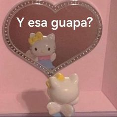 a hello kitty figurine is in front of a mirror with the caption, yo viendome al espejo ben chora